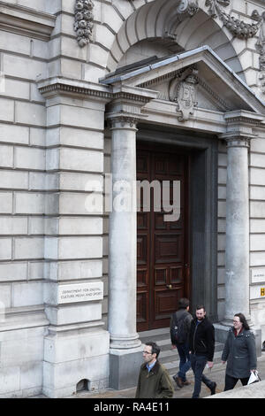 Entrée de l'édifice du ministère pour le numérique, la culture, les médias et le Sport (DCMS), Parliament Street, Londres, Angleterre. Banque D'Images