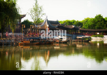Luzhi, ville ancienne, la Chine. Le 1er août 2015. Bateaux en bois amarré près d'un pavillon chinois pont couvert et sur un petit lac dans le remorquage ancienne Luzhi Banque D'Images