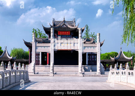 Luzhi, ville ancienne, la Chine. Le 1er août 2015. Une scène et grande porte dans l'ancienne ville Luzhi Scenic area sur une journée ensoleillée à Wuzhong Chi Banque D'Images