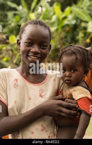 Girl détient tout-petit par arm, Ari, tribu du sud de l'Éthiopie, région de la Nation Banque D'Images