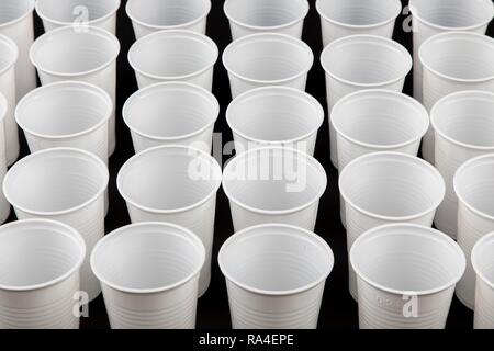 Des gobelets jetables, verres en plastique, de couleur blanche, 0, 2 litres, tasses, gobelets jetables, les déchets en plastique Banque D'Images