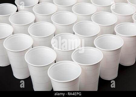 Des gobelets jetables, verres en plastique, de couleur blanche, 0, 2 litres, tasses, gobelets jetables, les déchets en plastique Banque D'Images