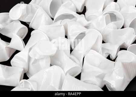 Gobelet jetable, tasse en plastique, en blanc, 0, 2 litres de boisson, tasse, gobelet jetable, les déchets en plastique, utilisé, écrasé, froissés Banque D'Images