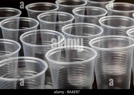 Des gobelets jetables, verres en plastique, transparent, 0, 2 litres, tasses, gobelets jetables, les déchets en plastique Banque D'Images