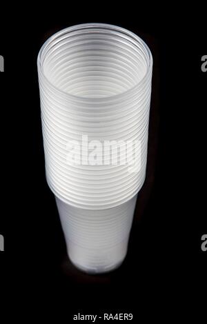 Des gobelets jetables, verres en plastique, transparent, 0, 2 litres, tasses, gobelets jetables, les déchets en plastique Banque D'Images