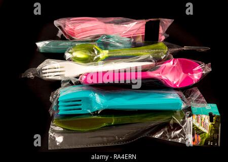 Conditionnement en vrac de couverts en plastique jetables, couverts, couteaux, fourchettes, cuillères en plastique, déchets, différentes couleurs, types Banque D'Images