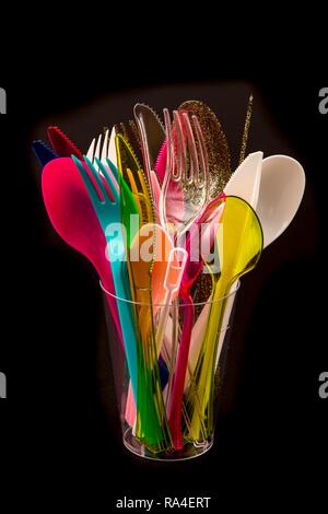 Les ustensiles en plastique, des couverts jetables, couteaux, fourchettes, cuillères, les déchets en plastique, de différentes couleurs, types Banque D'Images