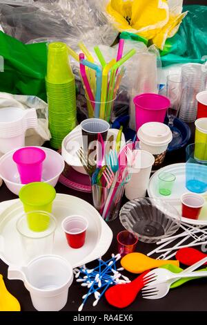 La vaisselle jetable en plastique, couverts, vaisselle en plastique, plastique, verres en plastique, des sacs en plastique et autres déchets en plastique Banque D'Images