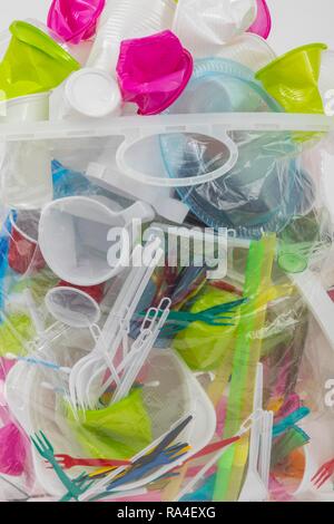 Sac poubelle rempli de vaisselle jetable en plastique, couverts, vaisselle en plastique, plastique, verres en plastique, des sacs en plastique et d'autres Banque D'Images