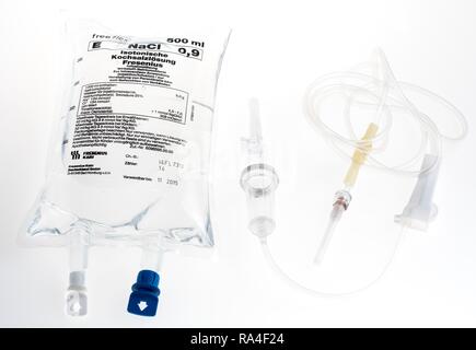 Solution saline isotonique, un demi-litre, avec set de perfusion, poche de perfusion Banque D'Images