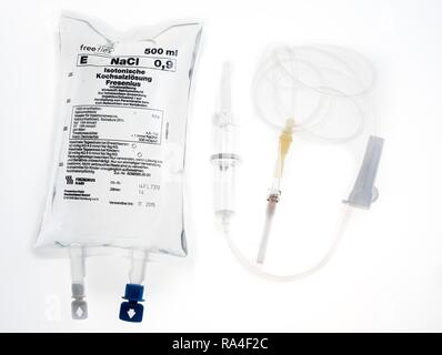 Solution saline isotonique, un demi-litre, avec set de perfusion, poche de perfusion Banque D'Images