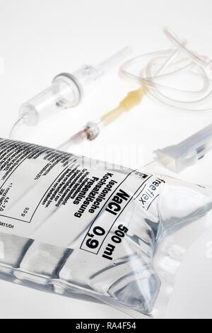 Solution saline isotonique, un demi-litre, avec set de perfusion, poche de perfusion Banque D'Images