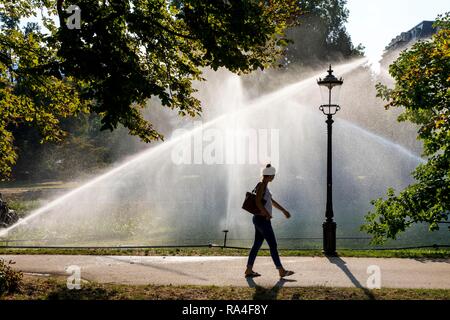 L'irrigation des espaces verts dans le jardin du spa, Lichtentaler Allee, Baden-Baden, Bade-Wurtemberg, Allemagne Banque D'Images