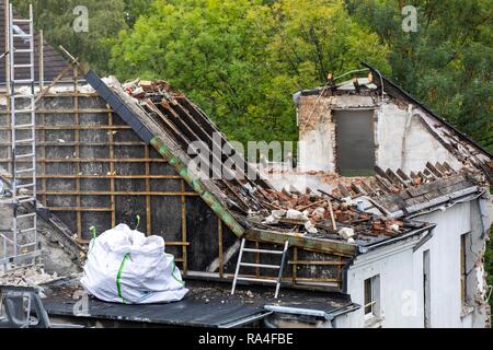 Démolition d'un ancien bâtiment résidentiel, ici de nouveaux appartements de location sont en cours de construction, Essen, Allemagne Banque D'Images