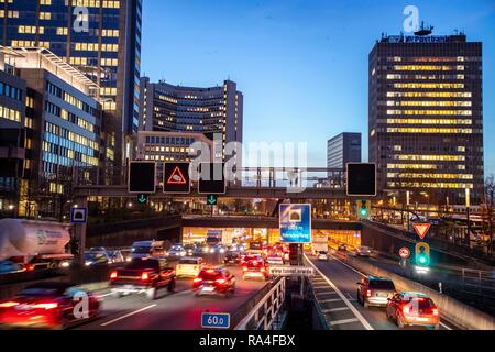 L'autoroute A40, Ruhrschnellweg, à Essen, sortie Essen-Zentrum, d'horizon de la ville, Ruhrschnellwegtunnel, ce domaine serait Banque D'Images