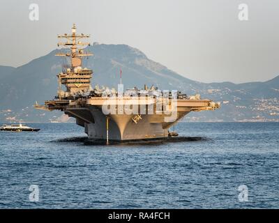 CVN 69 USS Dwight D. Eisenhower, porte-avions de classe Nimitz à port, Naples, Golfe de Naples, Campanie, Italie Banque D'Images
