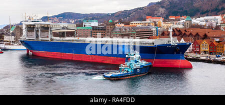 Transporteur de vrac Construction Java Star entrant port de Bergen, pour son baptême. Le remorqueur Silex aidant. Bergen, Norvège Février 2007. Banque D'Images