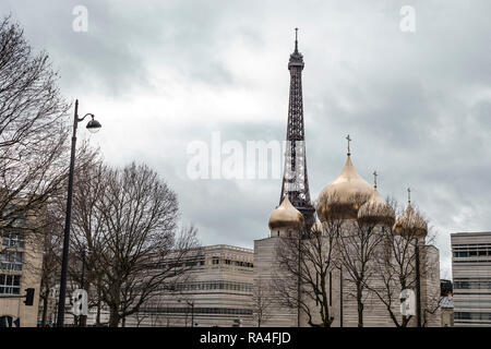 Paris, France - 28 janvier 2018 : vue sur la rue de l'Eglise orthodoxe russe et d'un centre spirituel et de la Tour Eiffel dans la ville de Paris, France. Banque D'Images