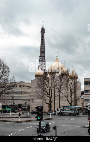 Paris, France - 28 janvier 2018 : vue sur la rue de l'Eglise orthodoxe russe et d'un centre spirituel et de la Tour Eiffel dans la ville de Paris, France. Banque D'Images