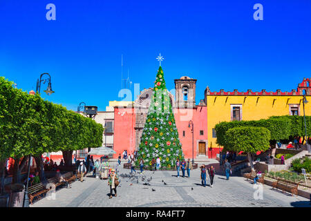 San Miguel de Allende, Mexique - 3 décembre, 2018 : décorations de Noël en face de l'église Nuestra Señora de Salud en centre-ville historique Banque D'Images