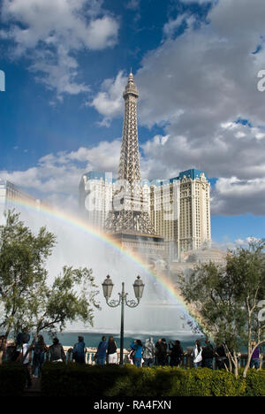 Les fontaines du Bellagio casino vu en face de l'Paris Las Vegas Hotel and Casino sur le Strip, à Las Vegas, Nevada. Banque D'Images