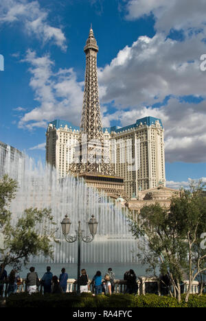 Les fontaines du Bellagio casino vu en face de l'Paris Las Vegas Hotel and Casino sur le Strip, à Las Vegas, Nevada. Banque D'Images