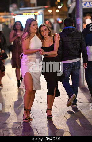 Revelers à St Mary's Street à Cardiff pendant les fêtes de fin d'année. Banque D'Images