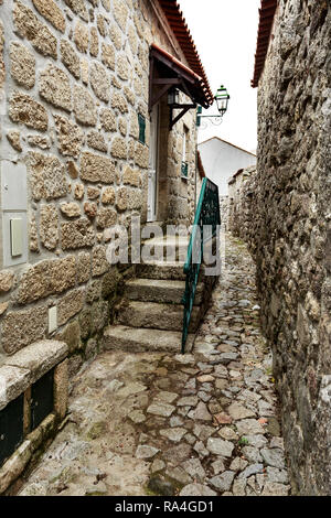 Vue d'une rue étroite avec des murs en granit et pavé de la rue, dans le village historique de Linhares da Beira, Beira Alta, Portugal Banque D'Images