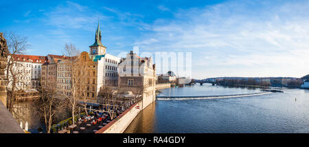 Lumière dorée sur la magnifique vieille ville de Prague city pendant le coucher du soleil au début du printemps, vu du Pont Charles Banque D'Images
