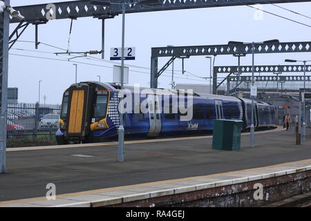 Une classe ScotRail attend dans l'UEM 380 3 A propos de la plate-forme Gourock au travail un service d'arrêt d'une centrale de Glasgow. Banque D'Images