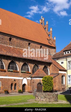 Olsztyn, Warmian-Masurian / Pologne - 2018/06/16 : l'aile principale et la cour intérieure du château des évêques Warminsko Mazurskie dans quartier historique de la vieille ville d'Olsztyn Banque D'Images