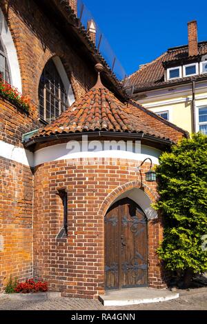 Olsztyn, Warmian-Masurian / Pologne - 2018/06/16 : l'aile principale et la cour intérieure du château des évêques Warminsko Mazurskie dans quartier historique de la vieille ville d'Olsztyn Banque D'Images