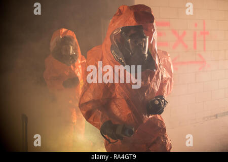 Soldats et aviateurs canadiens affectés à la Garde nationale d'appuyer les équipes de West Virginia et Pennsylvanie répondre à une simulation de déversement de produits chimiques possibles à une usine de traitement de l'eau, le 7 mai 2018 à Newport News (Virginie). La formation faisait partie de la garde vigilante 18-3 exercice d'intervention d'urgence avec plus de 2 000 membres du personnel de la Garde nationale de six membres et Washington, D.C., à améliorer leur capacité à répondre à une catastrophe naturelle et d'améliorer les relations avec les collectivités locales, l'État fédéral d'intervention d'urgence et les partenaires. La mission d'une équipe de soutien civil garde nationale est de s Banque D'Images