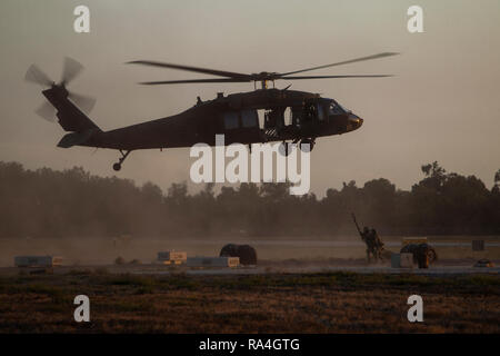 Les aviateurs de l'Armée américaine à partir de la Garde nationale de Californie 1er Bataillon d'hélicoptères d'assaut, 140e Régiment d'aviation, et Los Alamitos Army Aviation et de soutien conduite charge opérations à l'aide d'un UH-60L Black Hawk, le 11 octobre 2018, sur l'aérodrome de l'Armée de Los Alamitos Joint Forces Training Base, Los Alamitos, en Californie. Les pilotes et membres d'équipage pratiqué accrocher, l'exécution et la libération d'une charge de 1 200 lb. Dans le cadre de jour comme de nuit. (U.S. Photo de la Garde nationale aérienne Aviateur Senior Housman Crystal) Banque D'Images