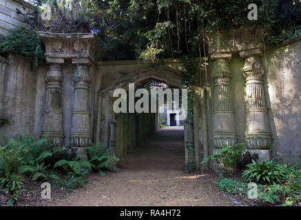 Entrée de l'Avenue égyptienne à l'Ouest le Cimetière de Highgate London England Banque D'Images