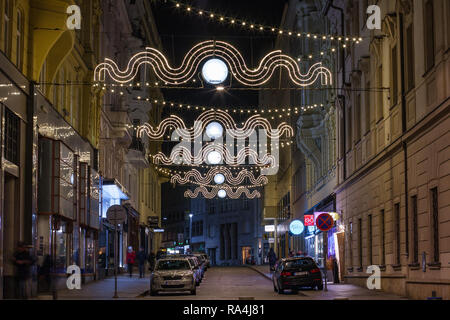 Republic-December,Brno République tchèque : 30,2018 marcher les gens et décoration de Noël dans la rue Behounska le 30 décembre 2018, Brno, République Tchèque Banque D'Images