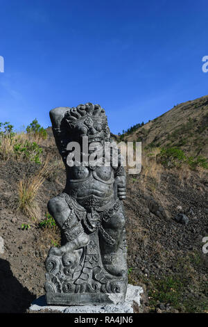 Bali, Indonésie. 5 OCT 2018. Effrayant à l'île de Bali traditionnel de la sculpture sur pierre en face de l'blue sky background Banque D'Images