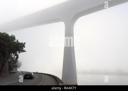 Vue d'ensemble sur l'un des nouveaux ponts au-dessus de la rivière Douro, dans un matin brumeux, Porto, Portugal Banque D'Images