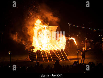 La gravure d'un bateau viking au cours de la fête du Feu, Flamborough Viking un défilé à thème, le Nouvel An, à Flamborough près de Bridlington, Yorkshire, au profit d'organismes de bienfaisance et des groupes communautaires locaux. Banque D'Images