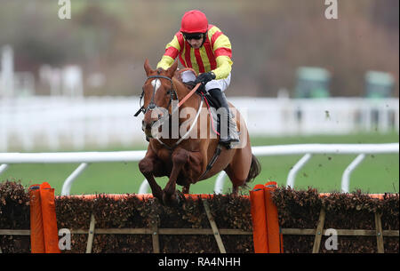 Plaque de Jarveys monté par Paddy Brennan sur leur chemin vers la victoire dans le Ballymore Novices' Hurdle durant la nouvelle année Réunion à l'Hippodrome de Cheltenham. Banque D'Images