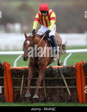 Plaque de Jarveys monté par Paddy Brennan sur leur chemin vers la victoire dans le Ballymore Novices' Hurdle durant la nouvelle année Réunion à l'Hippodrome de Cheltenham. Banque D'Images