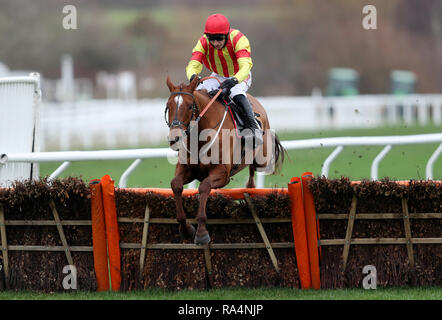 Plaque de Jarveys monté par Paddy Brennan sur leur chemin vers la victoire dans le Ballymore Novices' Hurdle durant la nouvelle année Réunion à l'Hippodrome de Cheltenham. Banque D'Images