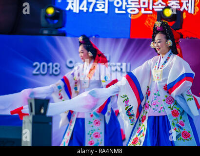 Des danseurs folkloriques coréens se produisent au festival de la danse Maskdance à Andong, en Corée du Sud Banque D'Images