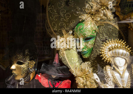 Arlequin masques à vendre dans les fabuleuses boutiques de la vieille ville de Kotor au Monténégro Banque D'Images
