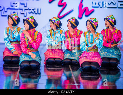 Des danseurs indonésiens qui dansent le traditionnel Ratoh Jrooe au festival de danse Mask à Andong, en Corée du Sud Banque D'Images