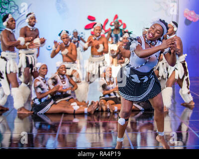 Des danseurs sud-africains d'Amazebra folklore Dance ensemble se produisent au festival de la danse maskdance qui s'est tenu à Andong, en Corée du Sud Banque D'Images