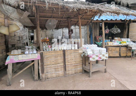 Photo de l'ancien magasin d'épicerie traditionnelle dans la campagne de la Thaïlande avec des marchandises ordinaires avec les arrière-plan cabane. Nan, Thaïlande, le 22 décembre 2018 Banque D'Images