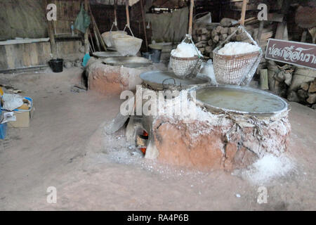 Photo de l'ancien magasin d'épicerie traditionnelle dans la campagne de la Thaïlande avec des marchandises ordinaires avec les arrière-plan cabane. Nan, Thaïlande, le 22 décembre 2018 Banque D'Images