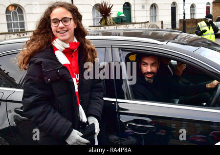 Ancien joueur d'Arsenal Robert Pires pose pour une photo comme il arrive à l'Emirates Stadium, Londres. Banque D'Images