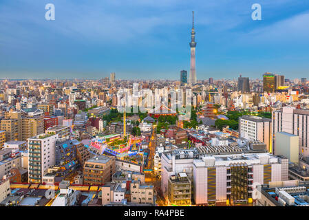 Tokyo, Japon Skyline de Asakusa au crépuscule. Banque D'Images